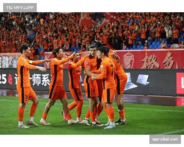 云南玉昆主场雨中作战,球迷橙色海洋燃动高原赛场