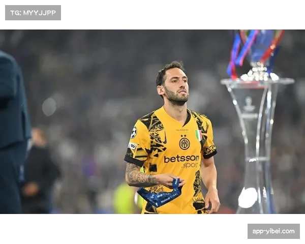 国米中场恰尔汗奥卢轻伤出战，赛后冰敷治疗